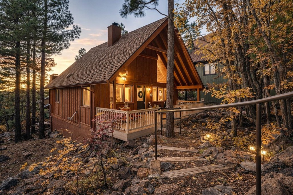 Munds Park Cozy Cabin among the pines, a base for Flagstaff-area fall color trips